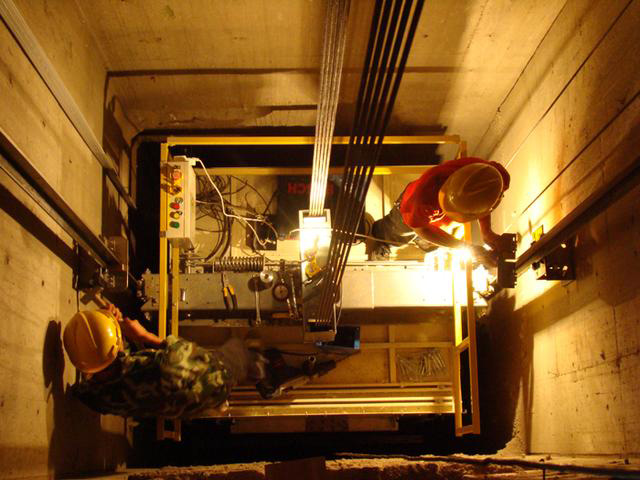 長沙電梯維修現(xiàn)場